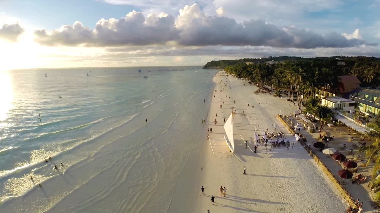 空中飞过沙滩，海浪和游客视频下载