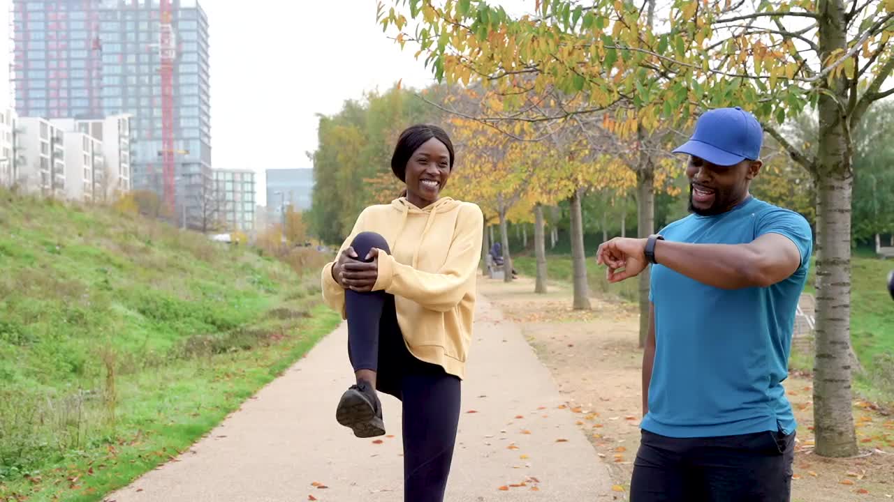 一个女人和男人一起在外面健身视频下载