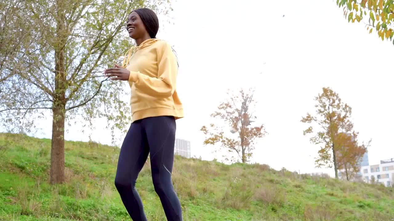 一个年轻女子在外面健身视频下载