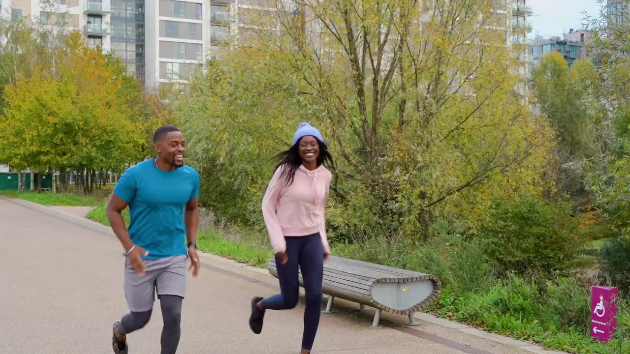 男性和女性健身朋友一起跑步视频下载