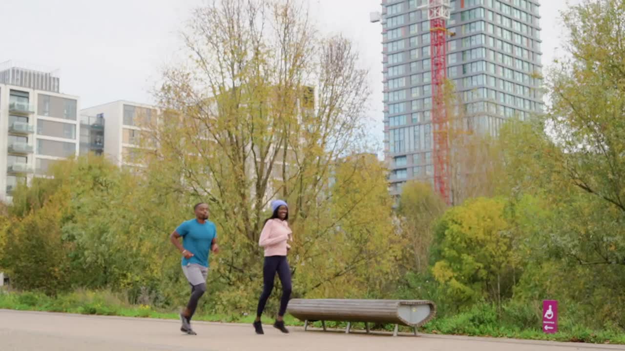 男性和女性健身朋友一起跑步视频下载