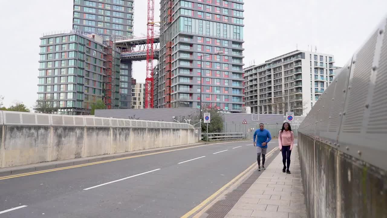 男性和女性健身朋友一起跑过一座桥视频下载