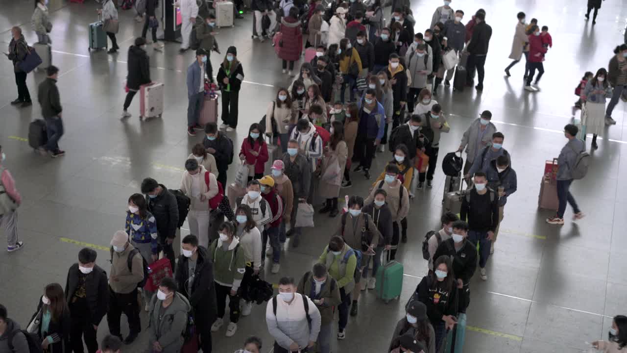 在中国的一线城市，火车站里穿梭着拥挤的人群视频素材