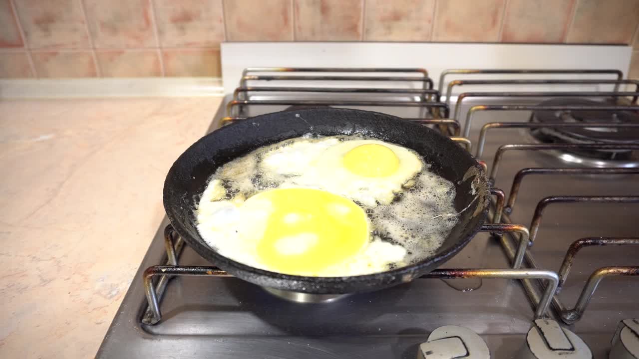 鸡蛋是用平底锅和黄油煎的视频素材