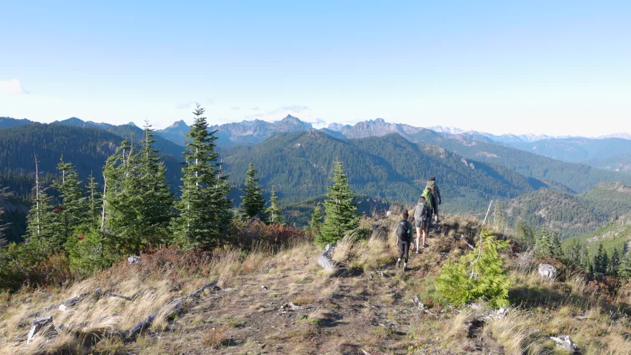 父亲和女儿徒步沿着山脊在背包旅行在秋天的下午视频下载