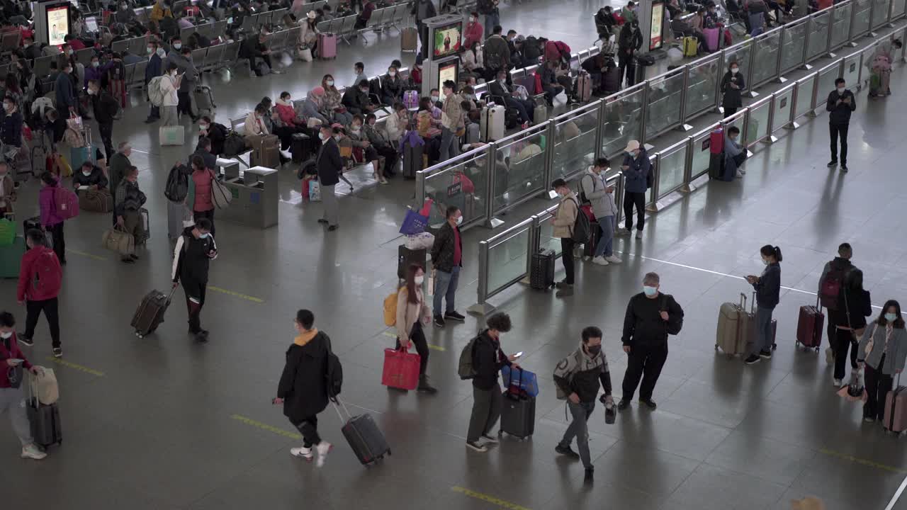 中国一线城市的车站里挤满了人视频素材