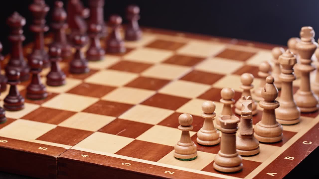 经典的木制象棋游戏。视频下载