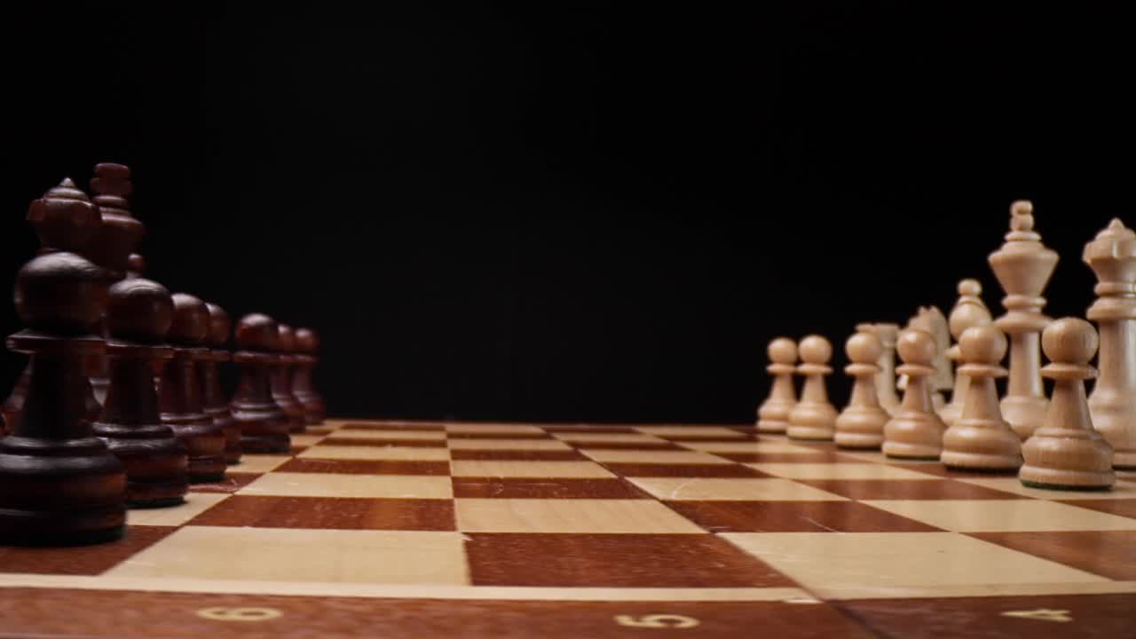 经典的木制象棋游戏。视频素材