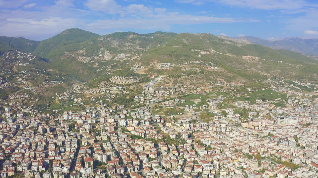 土耳其阿兰亚市的山景和屋顶。鸟瞰图4 k。视频素材