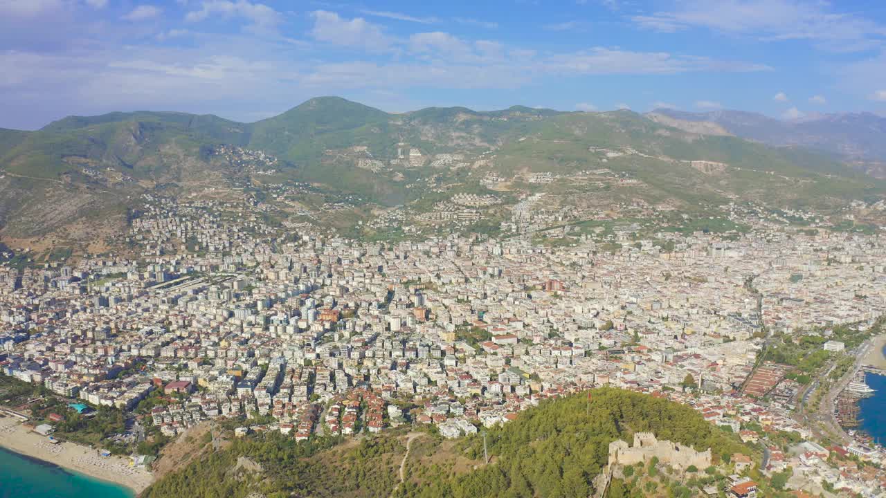 土耳其的阿兰亚城的山和阿兰亚城堡。鸟瞰图4 k。视频素材