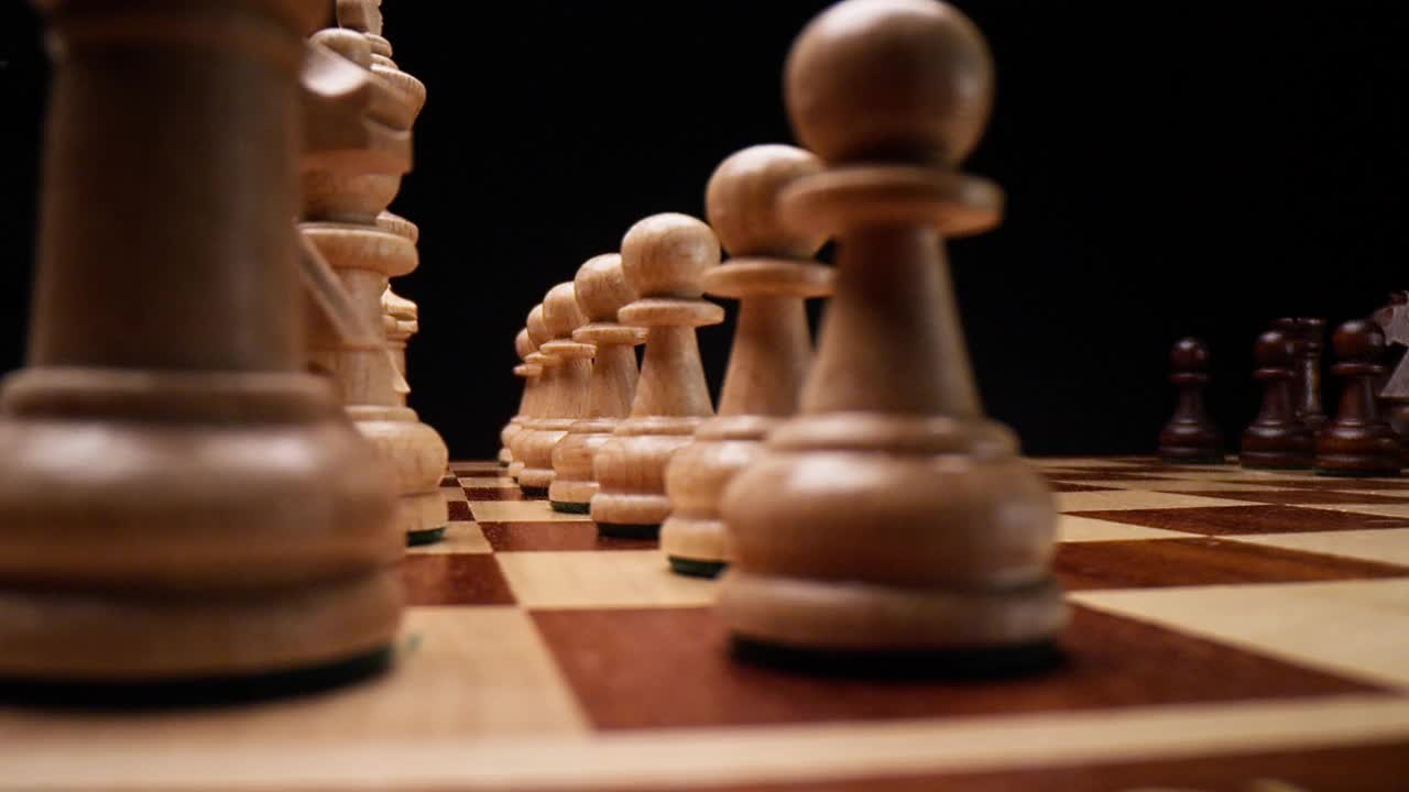 经典的木制象棋游戏。视频素材