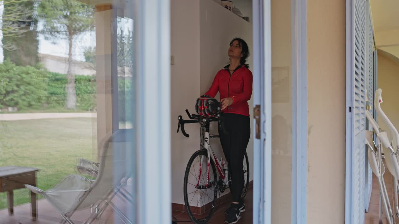 西班牙女性铁人三项运动员离家骑自行车健身视频素材