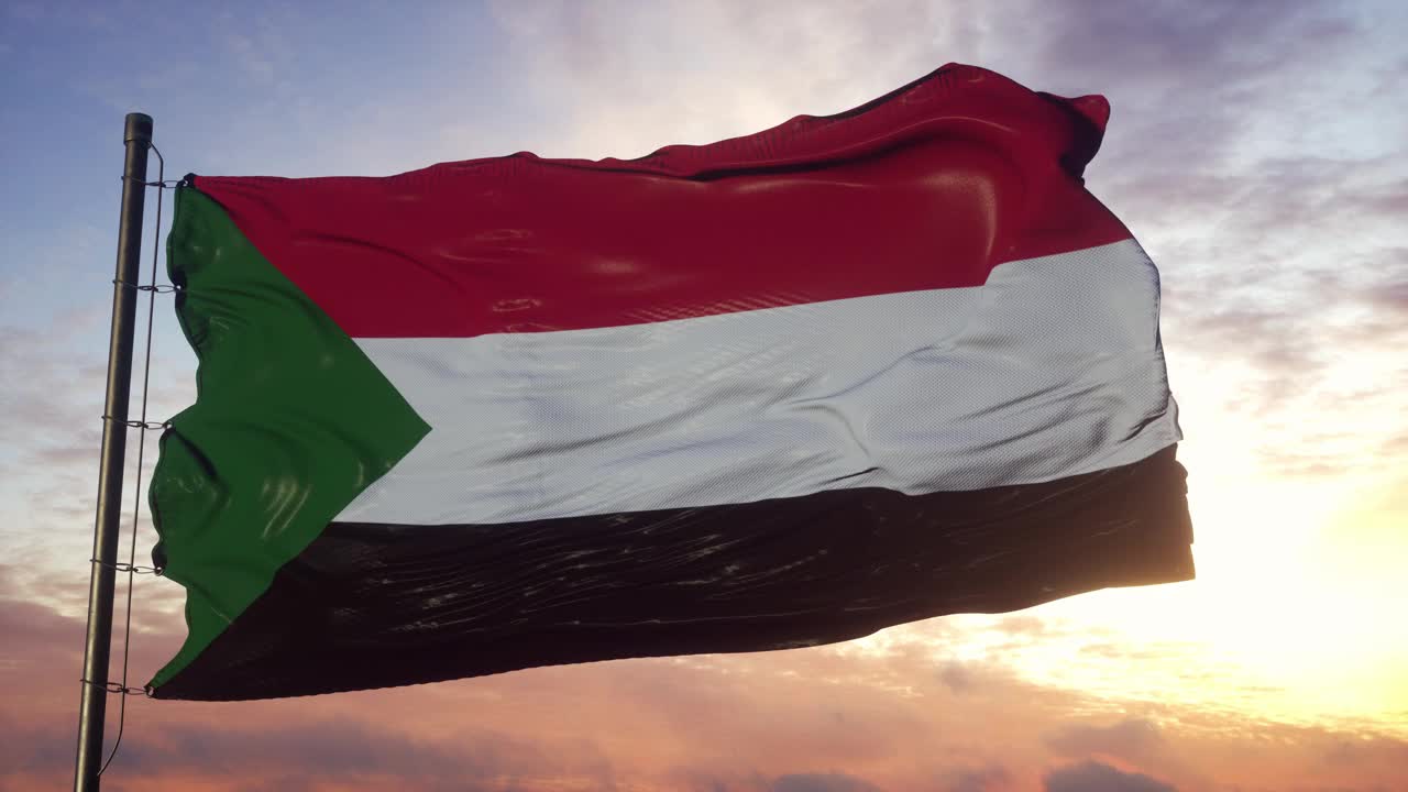 夕阳下，苏丹国旗迎风飘扬，映衬着美丽的天空视频下载