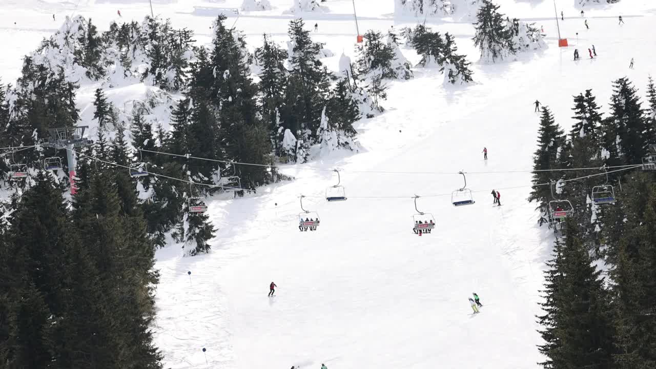 滑雪者在滑雪场的雪坡上滑雪视频素材