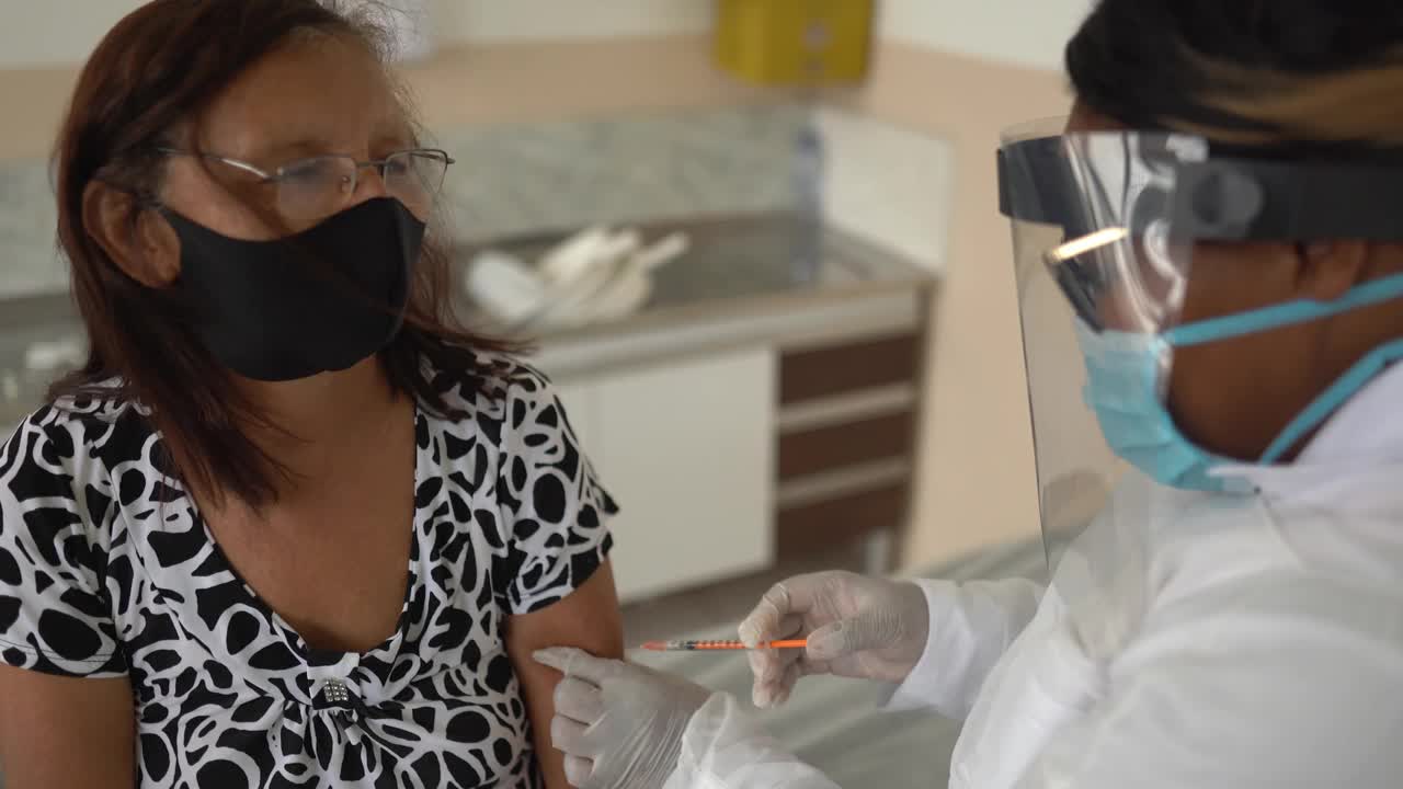 年长妇女戴着口罩接种疫苗视频下载