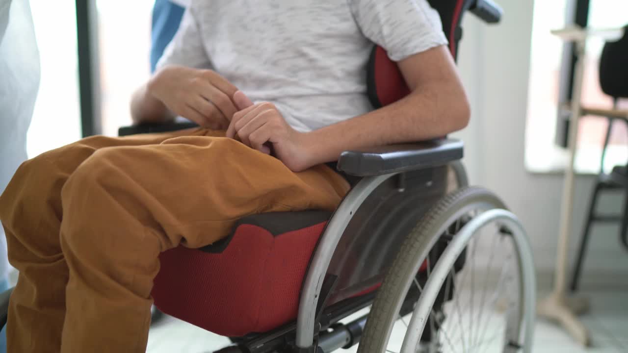 年轻的残疾人在医院预约医生视频下载