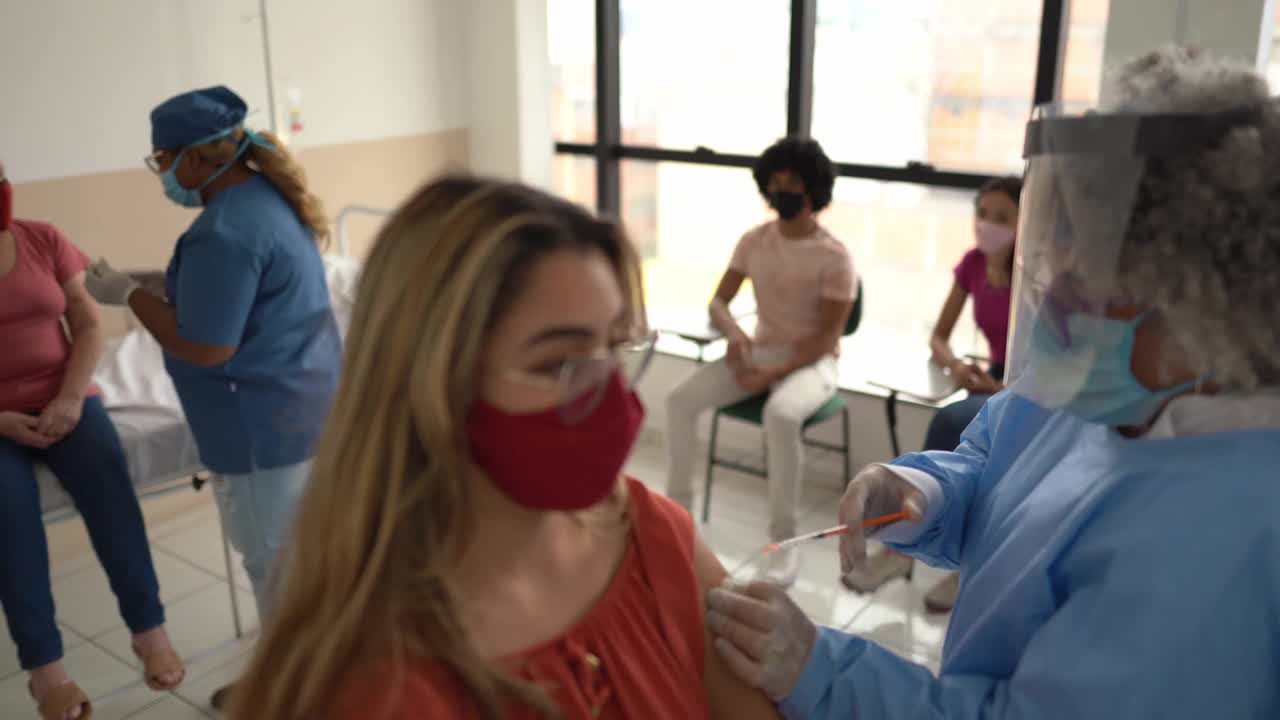 少女接种疫苗-戴口罩视频下载