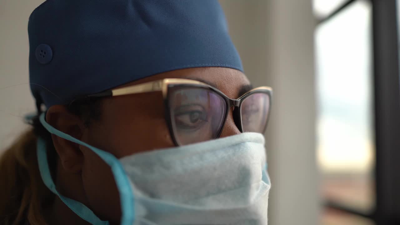 医院里戴着外科口罩看别处的护士视频下载
