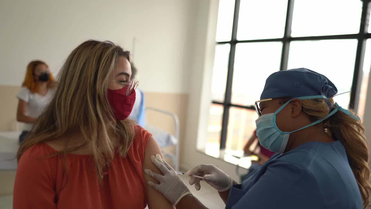 少女接种疫苗-戴口罩视频下载