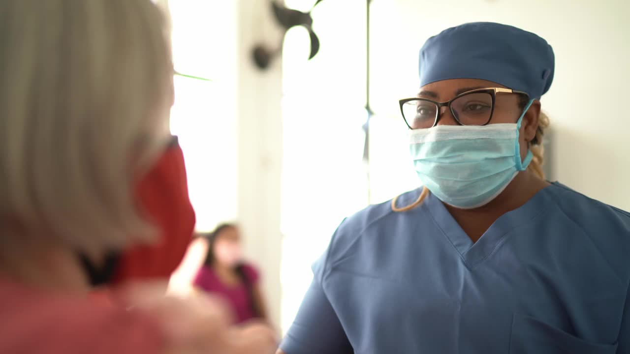 老年妇女接种疫苗-戴口罩视频素材
