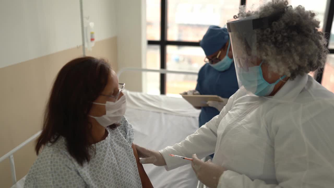 老年病人在医院接种疫苗-戴口罩视频素材