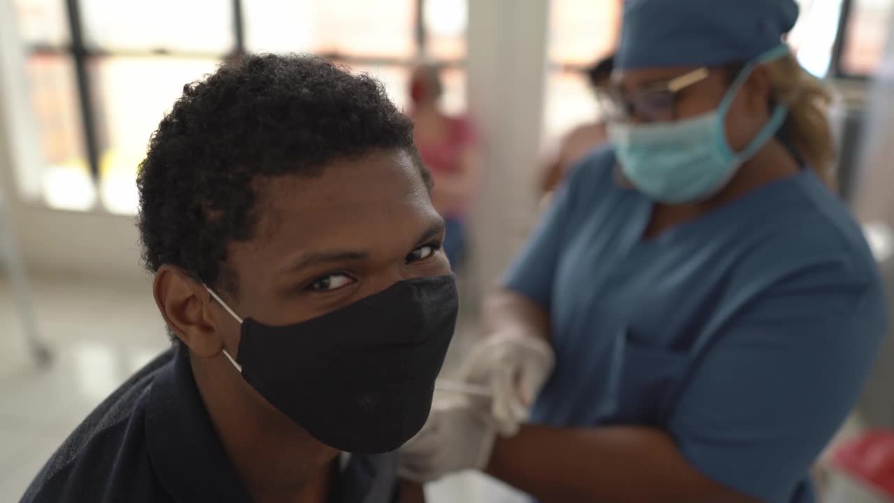 少年男孩戴着口罩接种疫苗的肖像视频素材