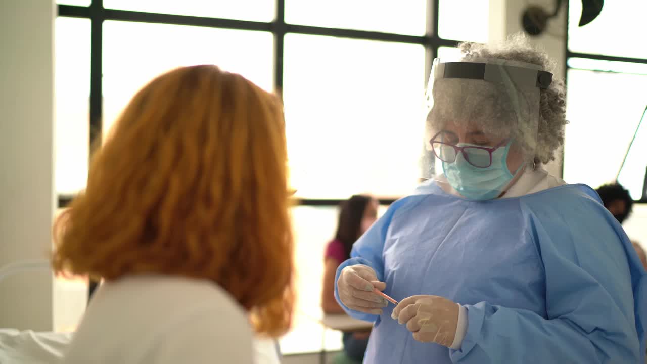 一个快乐的年轻妇女戴着口罩接种疫苗的肖像视频素材