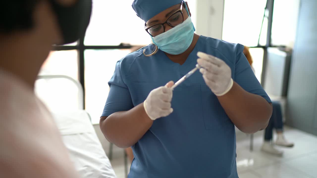 一名年轻男子戴着口罩接种疫苗的肖像视频下载