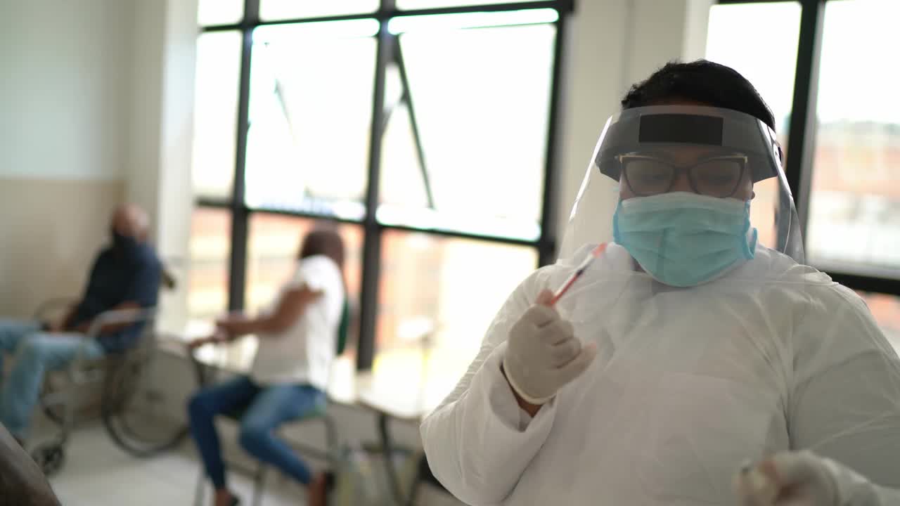 正在接种疫苗的工人-戴口罩视频素材
