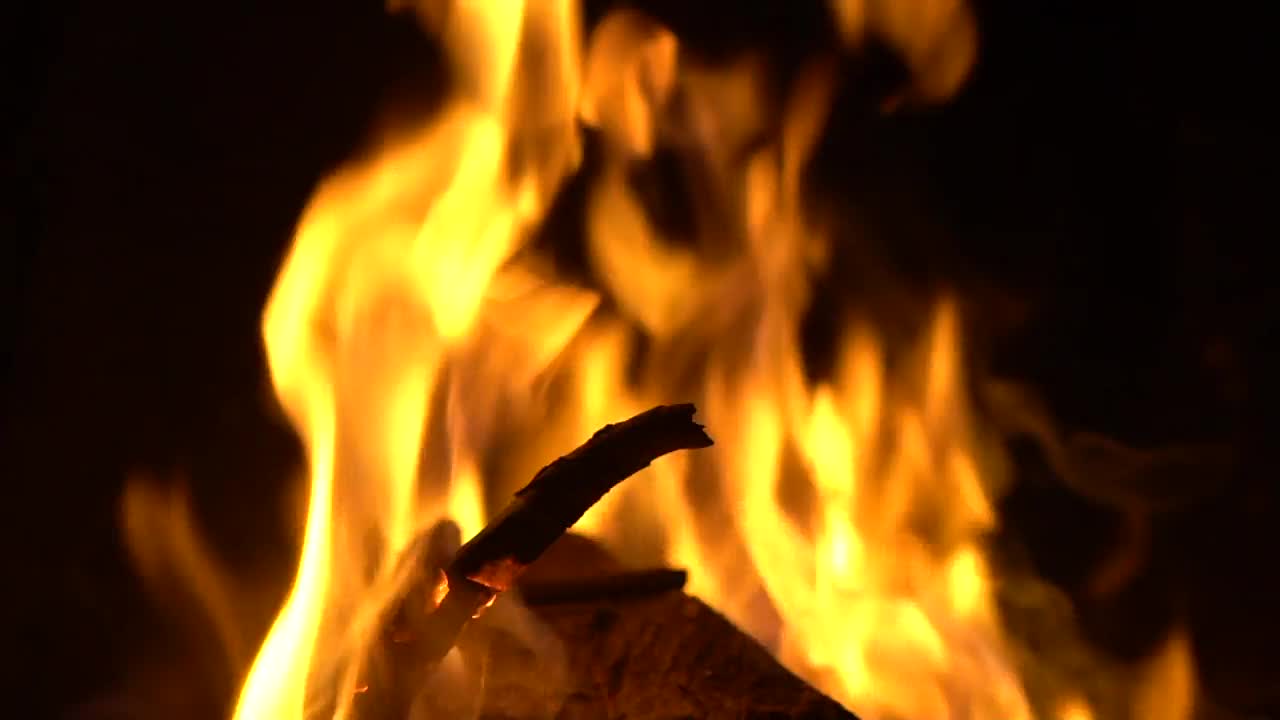 放松壁炉，把木头放在火里，平滑的镜头移动视频素材