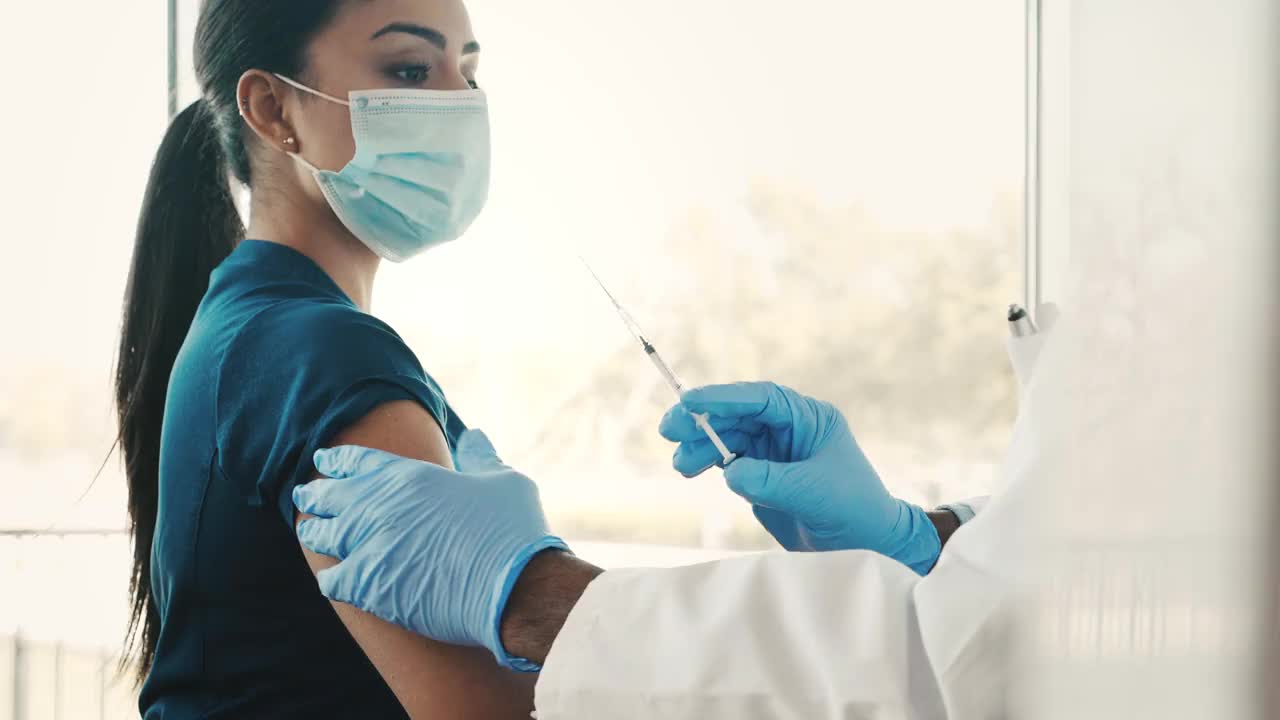 接受COVID-19疫苗接种的女性护士视频下载