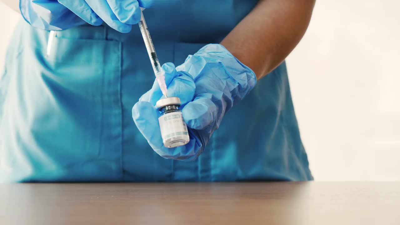 医疗保健专业人员准备使用COVID-19疫苗视频素材