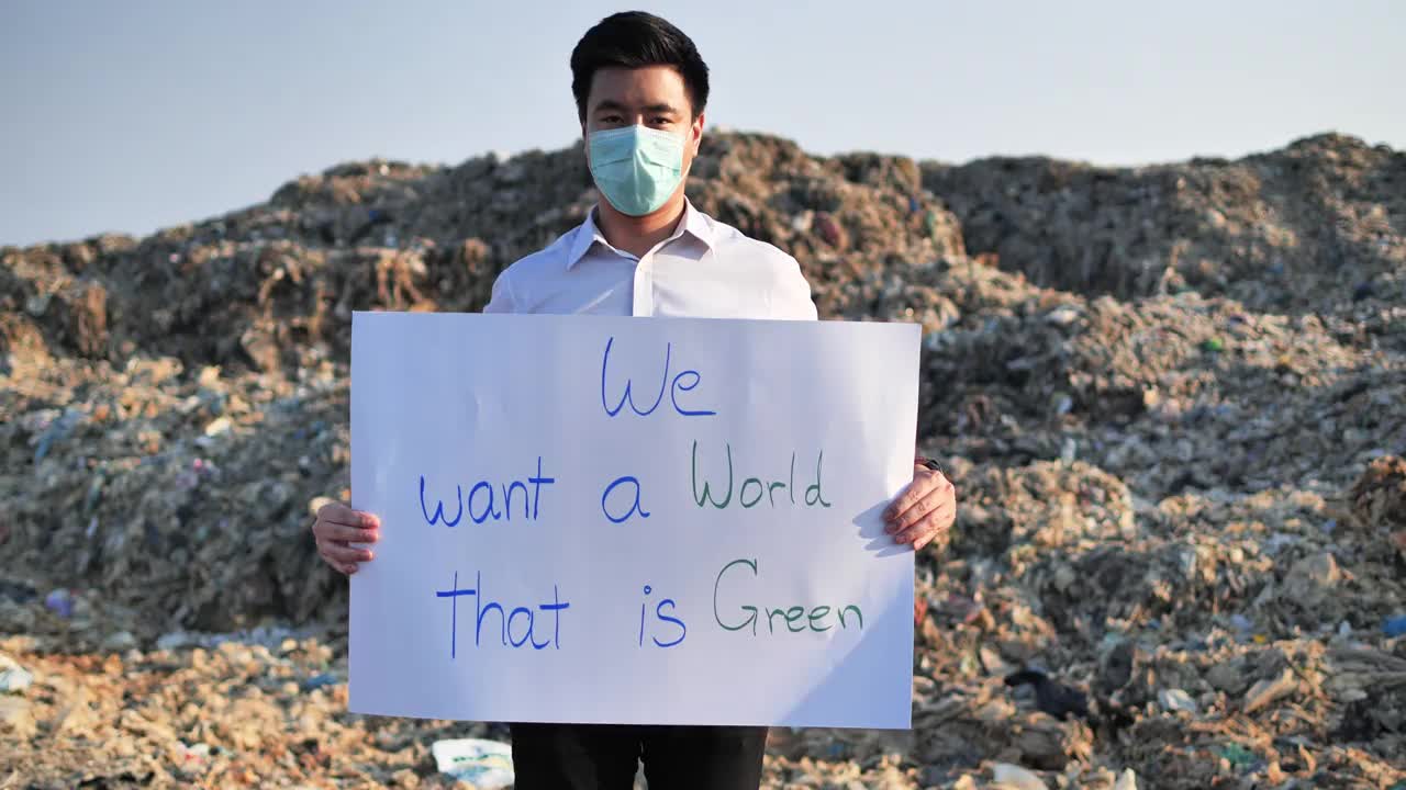 十几岁的男子正在进行关于全球垃圾堆的未来的运动，回收，垃圾，塑料，环境，清洁，全球变暖，抗议，志愿者。视频素材