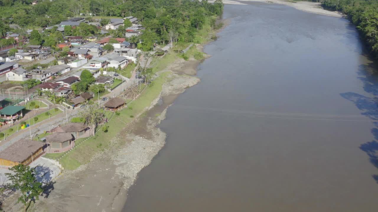 厄瓜多尔东部一个小镇的鸟瞰图视频素材
