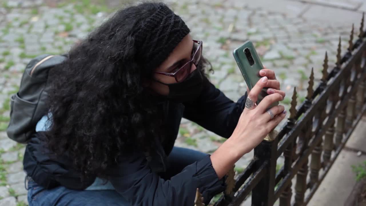 一个女人正在用手机拍照视频素材