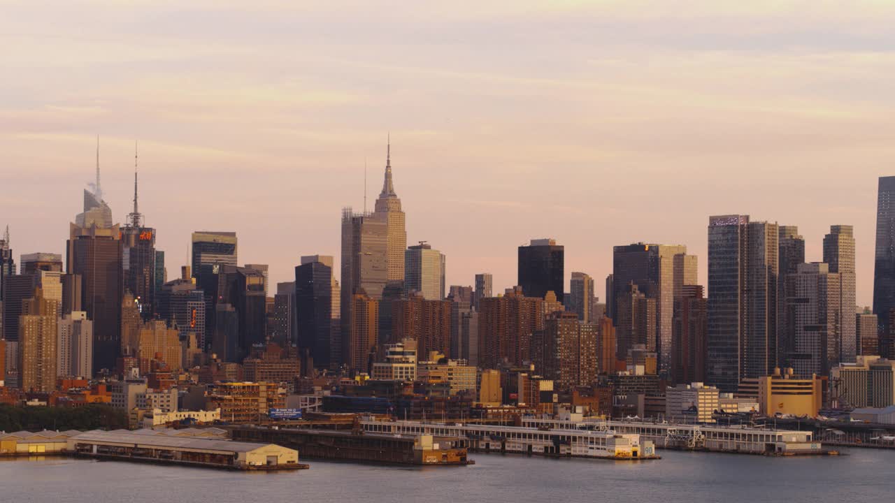 日落时分，从新泽西州威霍肯俯瞰哈德逊河，俯瞰纽约曼哈顿。航拍视频与平移摄像机运动。视频下载