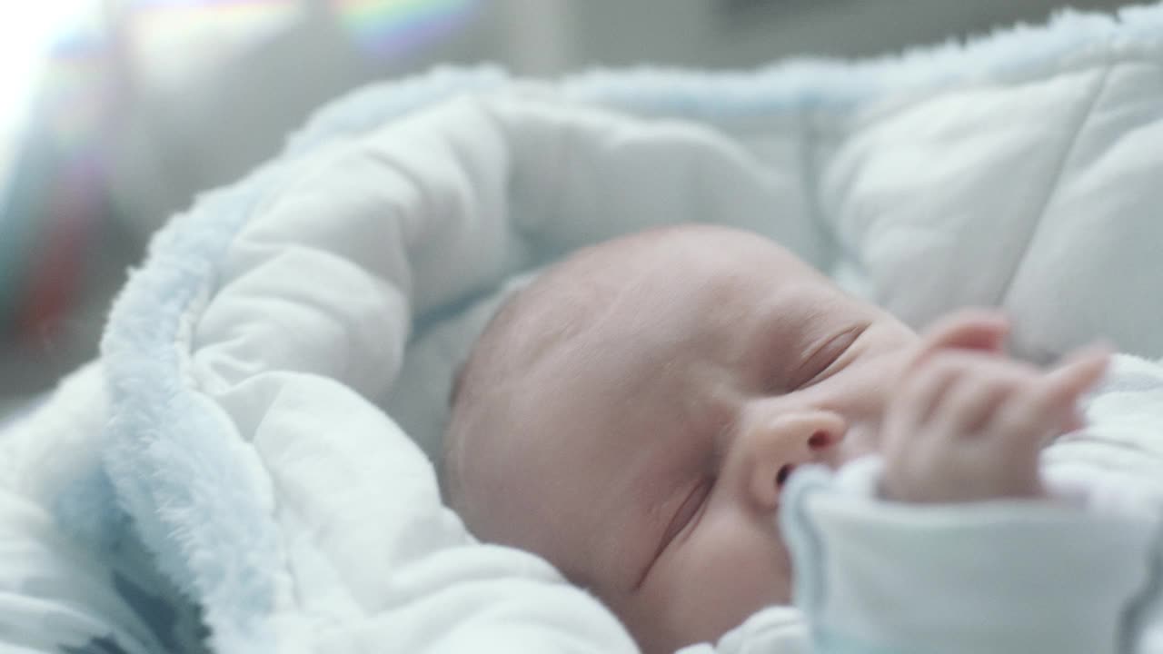 摇篮里的新生婴儿视频素材
