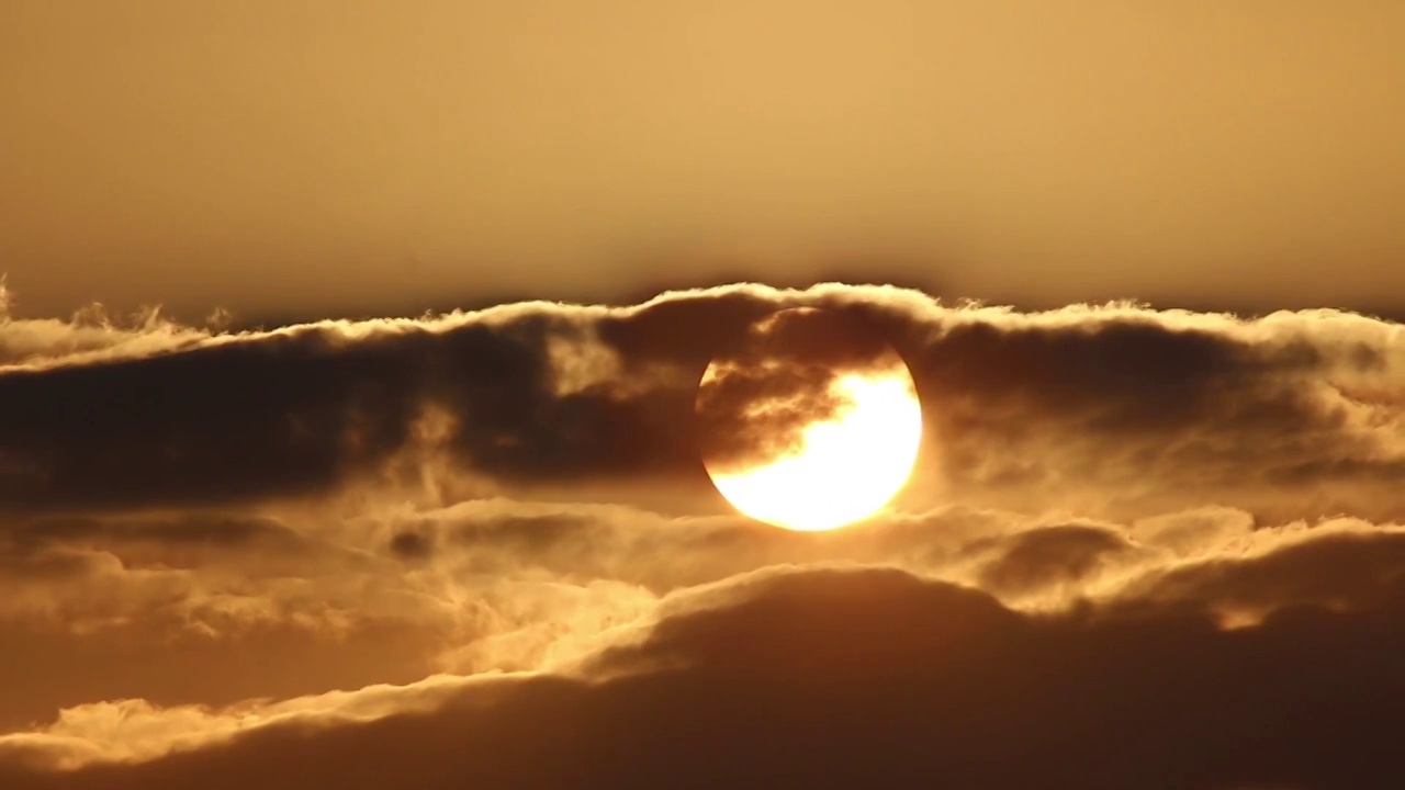 夕阳卷云层时间流逝视频素材