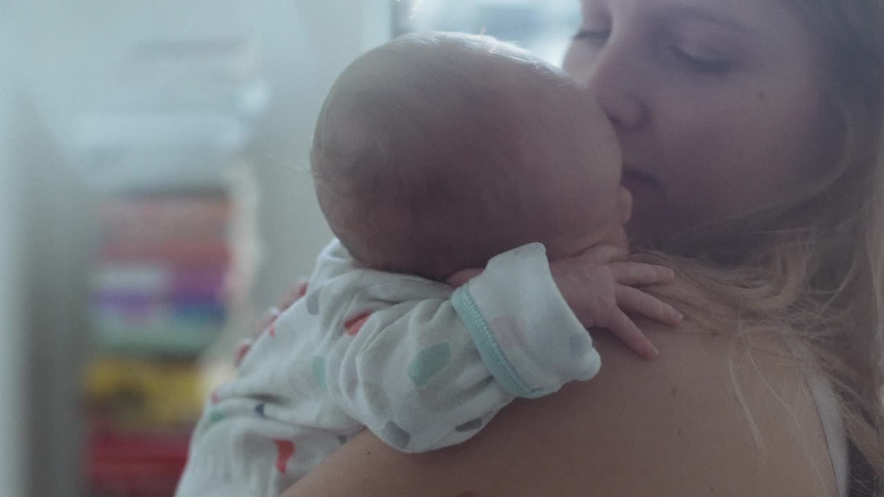 母亲抱着刚出生的男婴视频下载