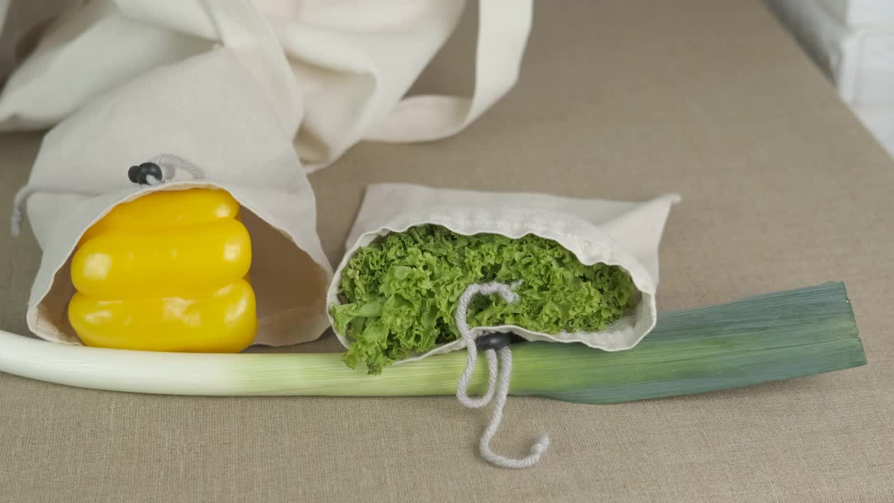 从袋子里拿出蔬菜。视频下载