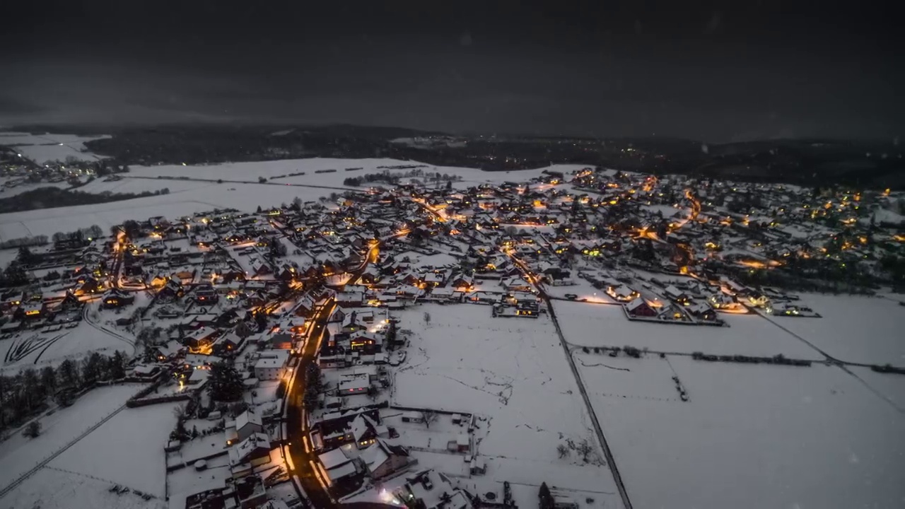 村庄在冰雪覆盖的冬季景观-航拍视频下载