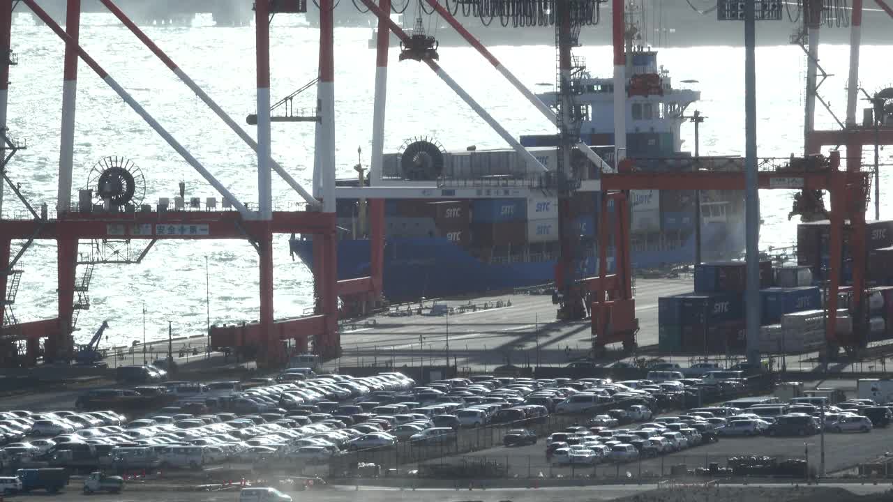 集装箱港口和集装箱船。视频下载