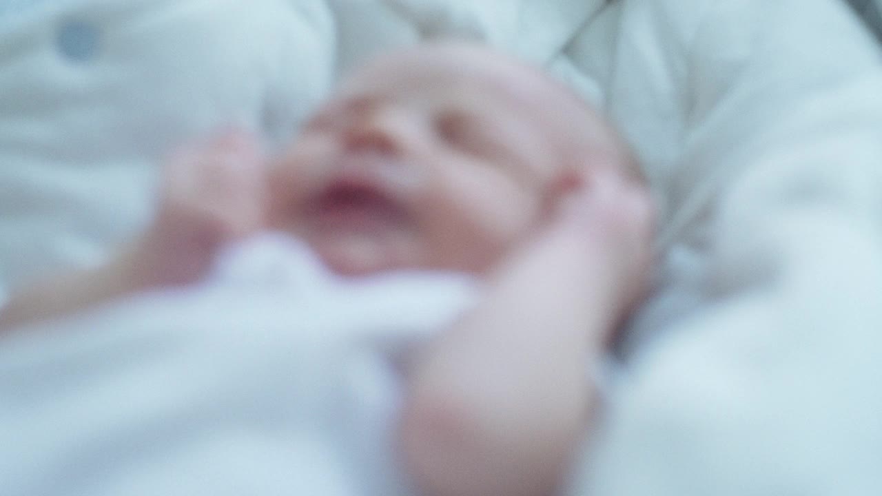 摇篮里的新生婴儿视频素材