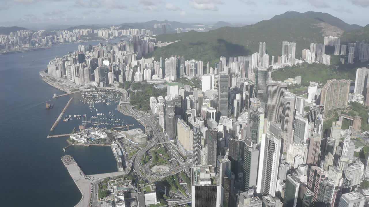 描述未分级的10位DLog-M航拍香港城市天际线视频素材