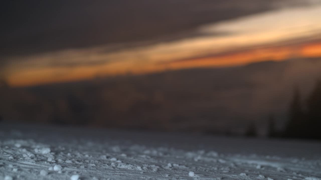 超级SLO MO专业滑雪板雕刻下山的斜坡在黄昏视频素材