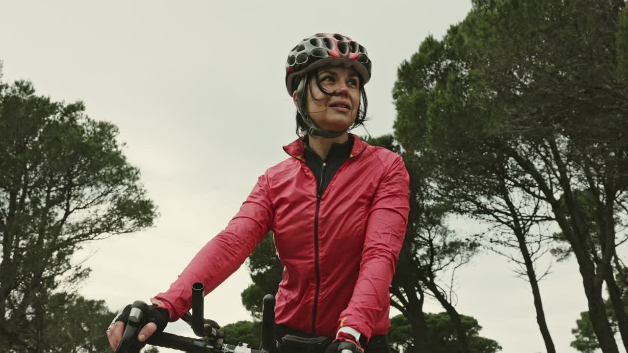 50年代早期的女铁人三项运动员在赛车自行车上的肖像视频素材