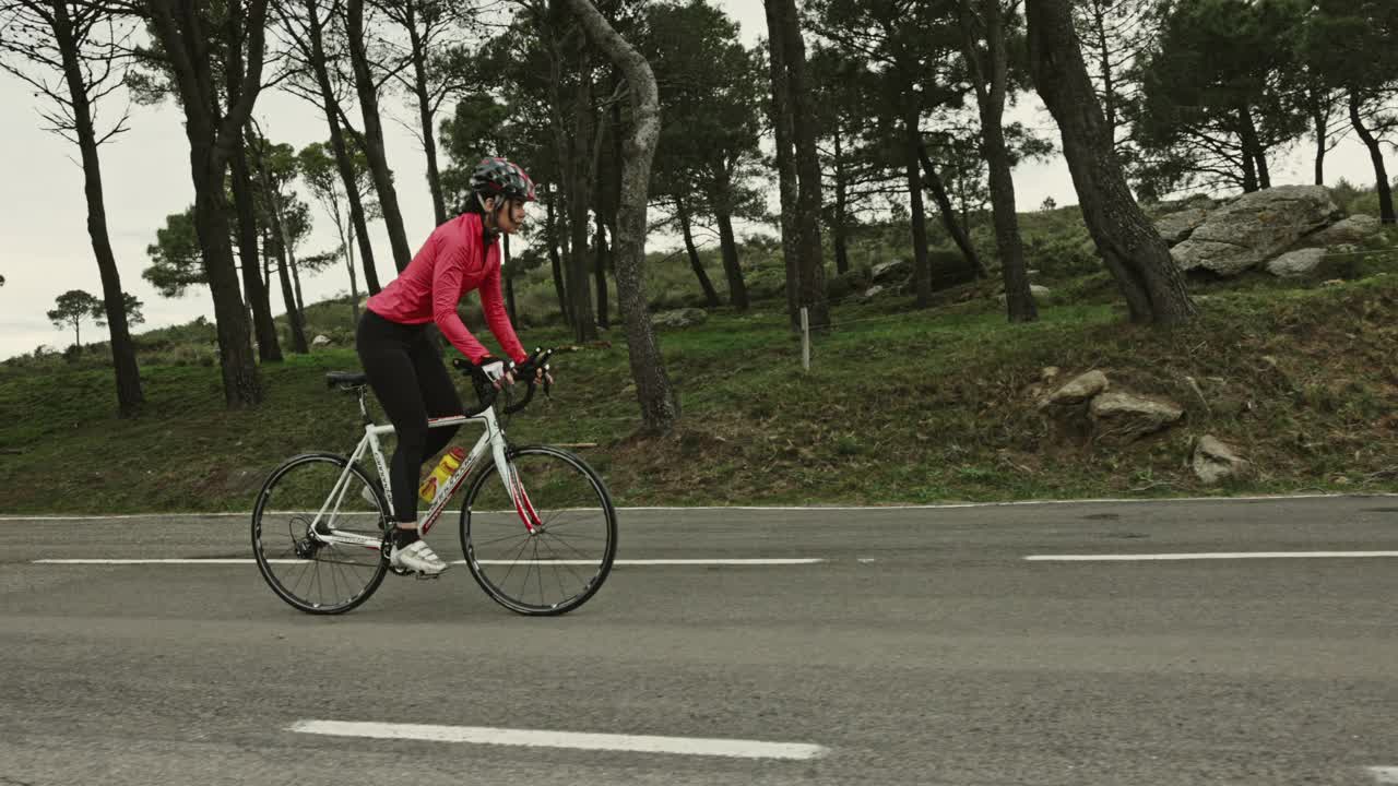 成熟的西班牙女性铁人三项运动员训练赛车自行车视频素材