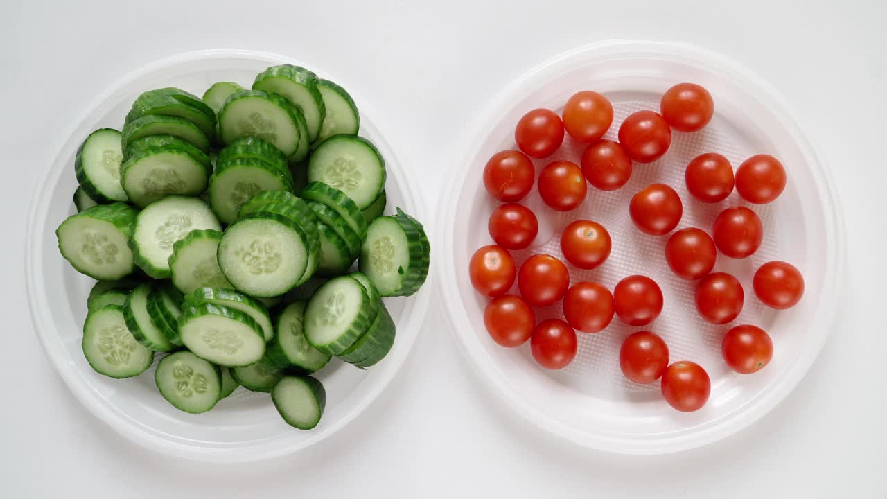正在节食的男子吃盘子里的辣椒、西红柿和黄瓜。减肥和健康食品视频下载