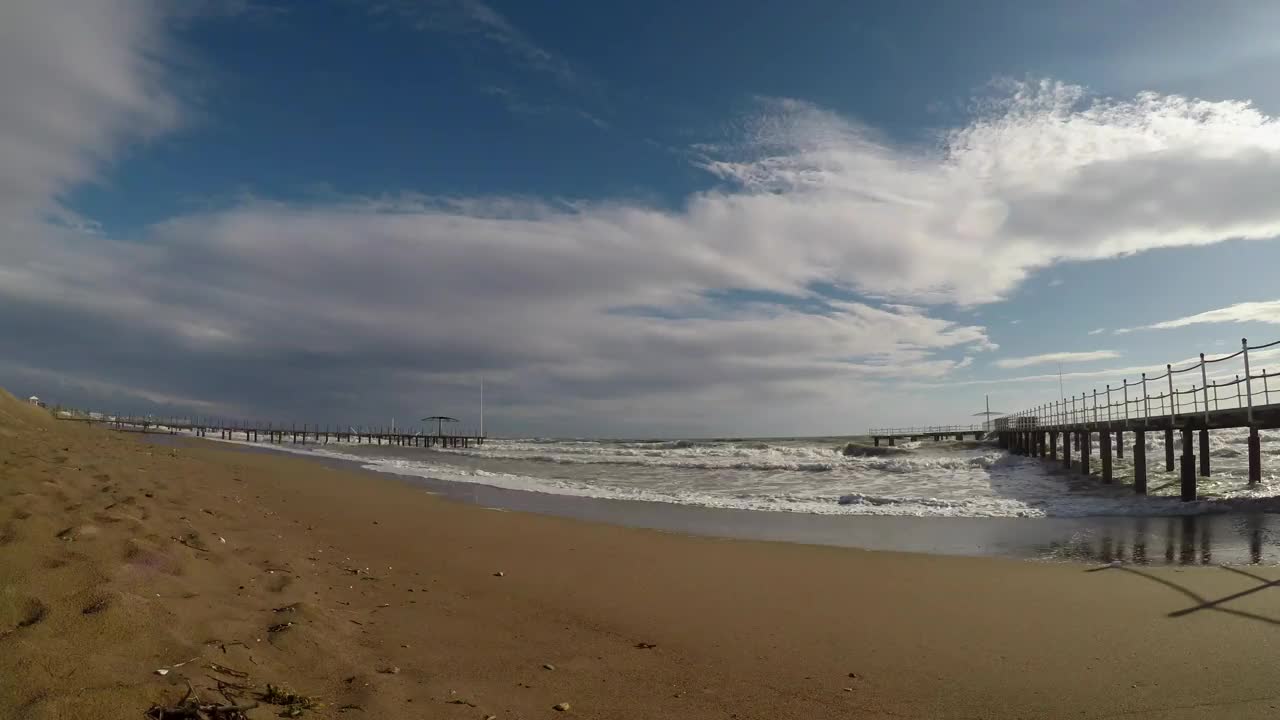 时间流逝的海和云从海滩上的海滩。视频素材