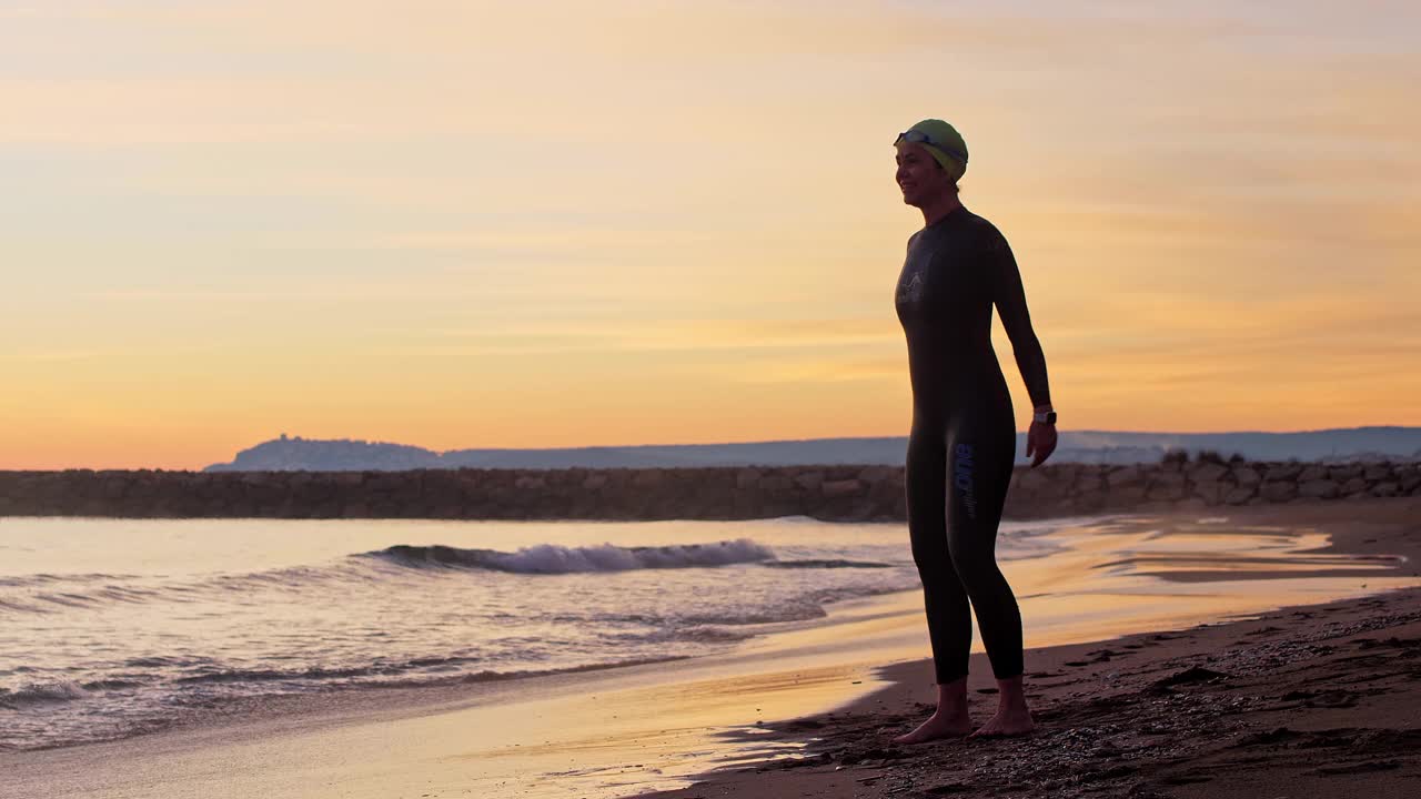 在地中海，女运动员在黎明前进行伸展运动视频下载